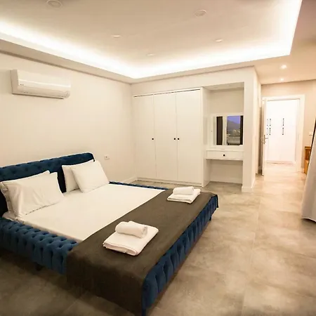 Golden Villa *